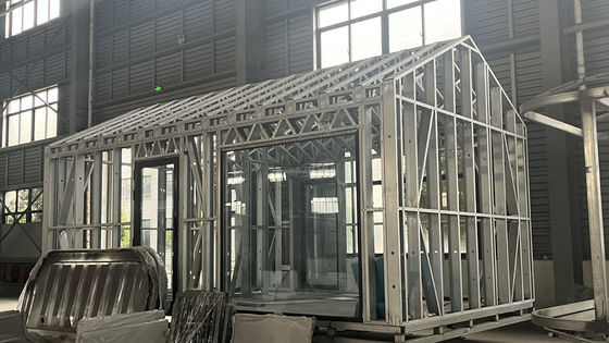 A-프레임 디자인과 젤리화 된 철제 정면 튜브로 만든 삼각형 컨테이너로 빠르게 설치 된 2 층 전조 빌라